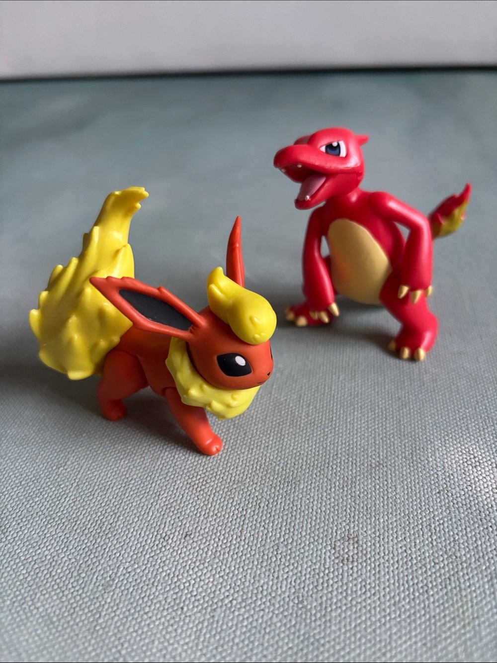 Pokémon Charmeleon + Flareon Figurine + Book Of Battles